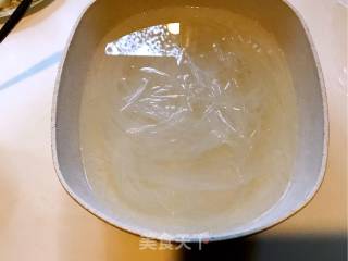 蒜蓉粉丝蒸扇贝的做法步骤：2