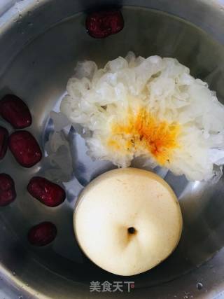 银耳雪梨羹的做法步骤：1
