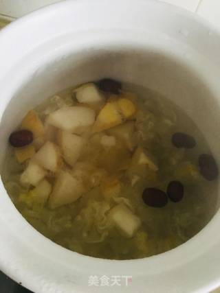 银耳雪梨羹的做法步骤：2