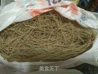 农家酸辣粉的做法步骤：1