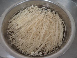 香菜拌金针菇的做法步骤：2