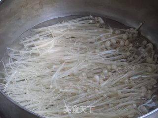 香菜拌金针菇的做法步骤：3