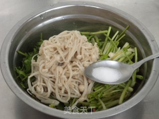 香菜拌金针菇的做法步骤：5