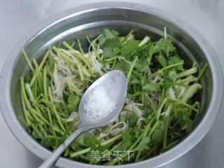 香菜拌金针菇的做法步骤：6