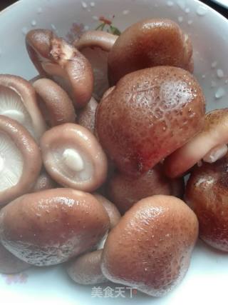 青菜香菇猪肉水饺的做法步骤：2