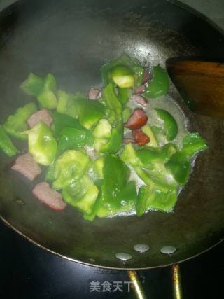 腊肉炒柿子椒的做法步骤：4