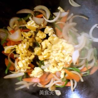胡萝卜洋葱炒鸡蛋的做法步骤：10