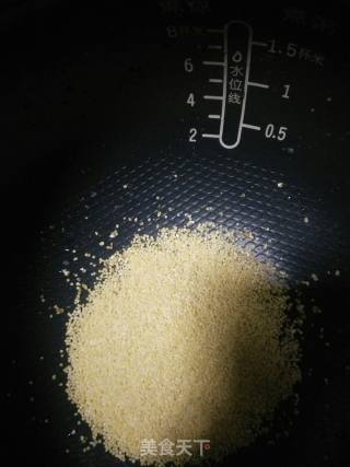 南瓜小米粥的做法步骤：1