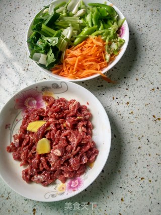 红萝卜炒牛肉丝的做法步骤：1