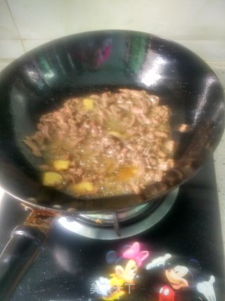 红萝卜炒牛肉丝的做法步骤：2