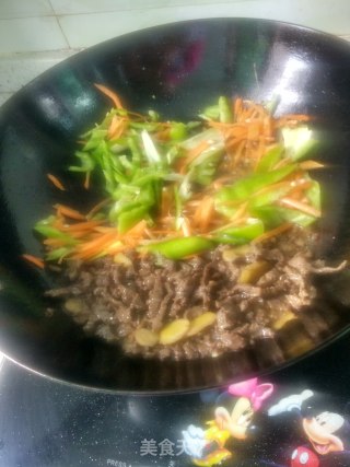 红萝卜炒牛肉丝的做法步骤：3