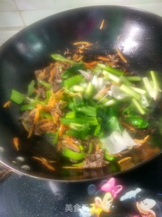 红萝卜炒牛肉丝的做法步骤：5