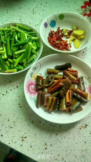 蒜苔炒黄鳝的做法步骤：1