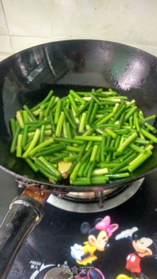 蒜苔炒黄鳝的做法步骤：2