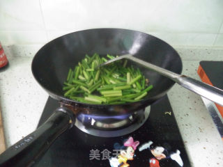 蒜苔黄鳝片的做法步骤：2