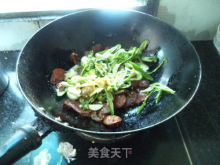 蒜片青椒香肠的做法步骤：4