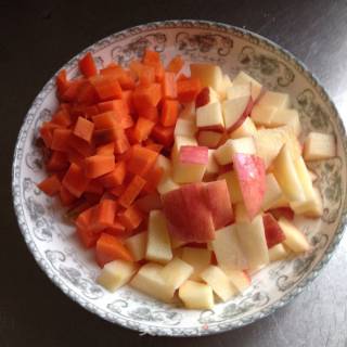 胡萝卜苹果汁的做法步骤：3