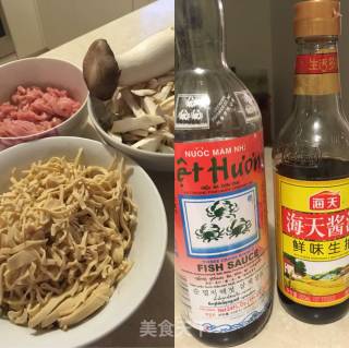 豆腐丝鸡腿菇炒肉丝的做法步骤：2