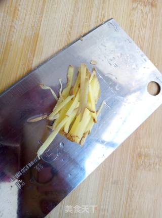 手撕包菜回锅肉的做法步骤：2
