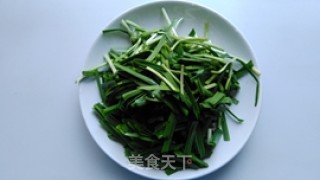 韭菜炒鸭血的做法步骤：2