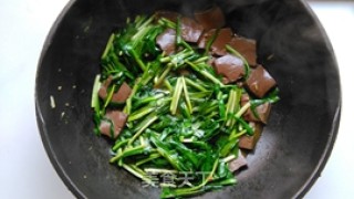 韭菜炒鸭血的做法步骤：9