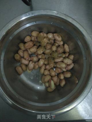 微波炉烤五香花生米的做法步骤：2