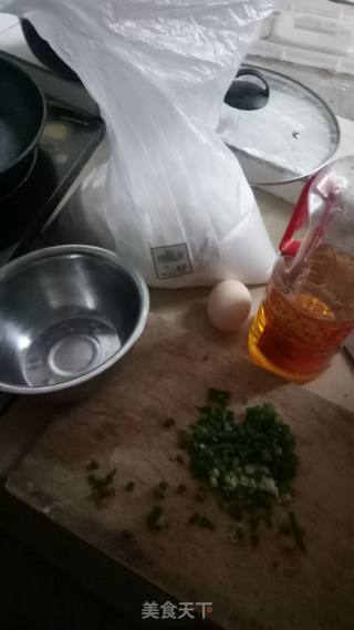 葱花鸡蛋饼的做法步骤：1