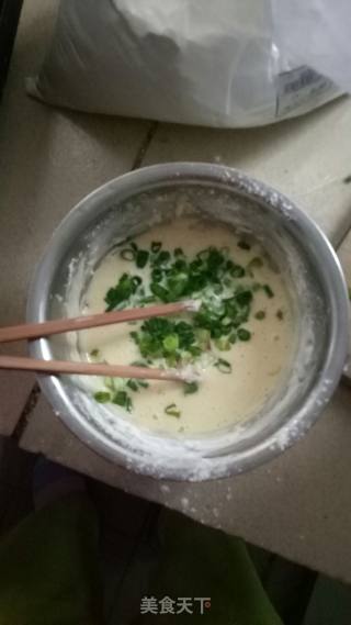 葱花鸡蛋饼的做法步骤：3