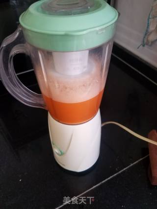 “ 妈妈的味道 ”胡萝卜槐花饺子的做法步骤：1