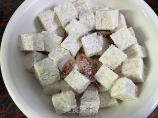 腊肠滒烧芋头的做法步骤：2