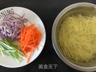 素炒土豆丝的做法步骤：1