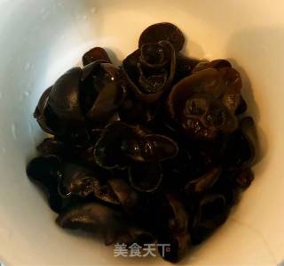 木耳白菜炒肉的做法步骤：1