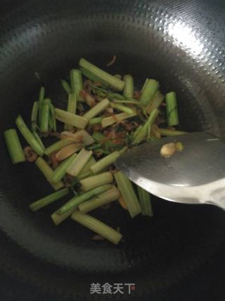 芹菜炒海米的做法步骤：6