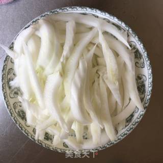 白菜梗子芹菜炒肉丝的做法步骤：4