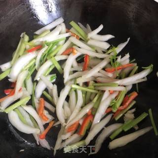 白菜梗子芹菜炒肉丝的做法步骤：11