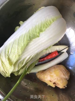 白菜炖豆腐的做法步骤：1