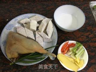 腊鸭腿椰浆香芋煲的做法步骤：1