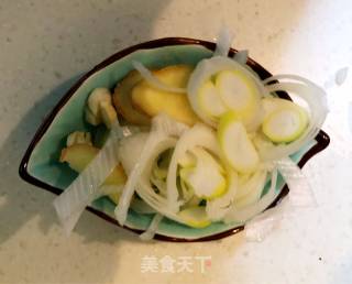 家常蒜苔炒肉的做法步骤：1