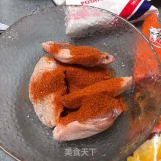 脆皮炸鸡翅的做法步骤：2