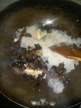 鸡肉炒双耳的做法步骤：7