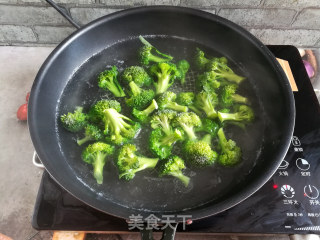 西兰花香肠蔬菜丁的做法步骤：9