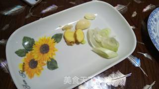 红烧带鱼的做法步骤：1
