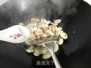 蘑菇鱼头汤的做法步骤：6