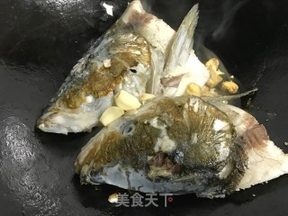 蘑菇鱼头汤的做法步骤：9