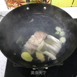 猪肉炖粉条的做法步骤：1