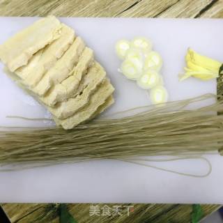 猪肉炖粉条的做法步骤：3