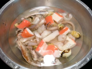 时蔬炒海鲜的做法步骤：1