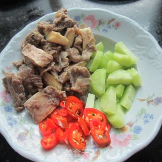 牛腩莴笋片的做法步骤：2
