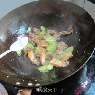 牛腩莴笋片的做法步骤：6