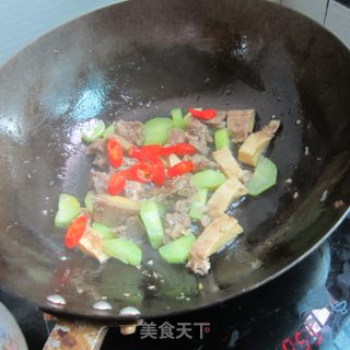 牛腩莴笋片的做法步骤：7